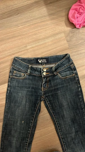 Mörkblåa jeans - Skitsnygga jeans i storlek xxs. Sitter verkligen som en xxs för dom är försmå på mig priset går att diskutera 
