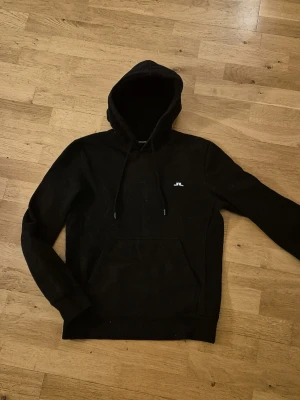 J.lindeberg hoodie - J.lindeberg hoodie i bra skick. Skriv vid frågor. Xs passar S