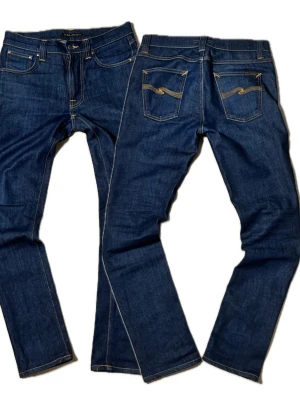 Nudie jeans marinblå  - Säljer nu dessa mörkblåa Nudie Jeans i modellen Lean dean  Jeansen är i helt nyskick.  Längd 101 cm Bredd 40 cm. W30, L 32  Om ni har några mer frågor, tveka inte att höra av er🙂