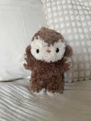 Virkad fluffig apa - Supergullig handvirkad apa, gjord av fluffigt garn i färger brun och beige. Funkar perfekt som gosedjur eller dekoration, åt alla över 5 år! 