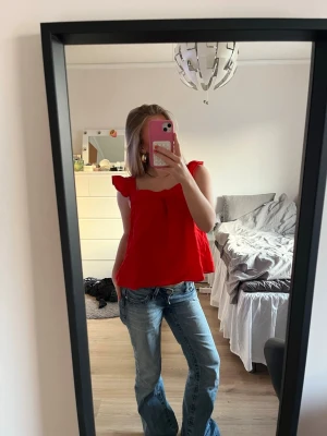 Röd blus - Jättesöt röd blus från hm som är fin till sommaren. Öppen i ryggen med justerbar knytning🩷 Passar XS och S Org pris 249kr