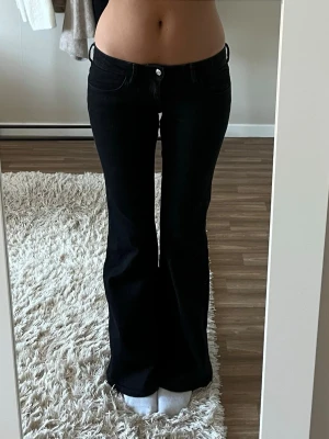 Svarta lågmidjade jeans - Slutsålda svarta lågmidjade flare jeans från Gina Tricot. Sparsamt använda så fint skick. Nypris 399kr. Säljer även ett par i ljusblå. Storlek 38 men sitter som S. Långa på mig som är 168cm. Tryck gärna på köp nu. 