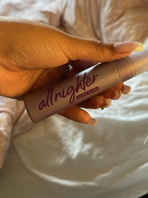All Nighter Extra Glow Face Mist - Face mist från Urban Decay i en lila sprayflaska med texten 'all nighter extra glow'. Ger huden extra lyster och fräsch känsla. Perfekt för att fixera sminket och få en glowig finish. Smidig att ta med i väskan. Det finns mycket kvar! Ungefär 75%