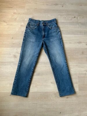 Blåa Vintage Replay Jeans Regular Fit W32 - Fina Replay Jeans i blå färg. Jeansen är i mycket bra skick men har ett hål i en ficka (SE SISTA BILD) och sparsamt använda. |  Äkta som allt annat jag säljer! ✅ |  Storlek: W32 | Skick: Mycket Bra Skick - TYVÄRR ETT HÅL I EN FICKA - (SE SISTA BILD) | Färg: Blå | Märke: Replay | Modell: Jeans |  Hör gärna av dig vid frågor så svarar jag så fort jag kan! 😁|   (Sku - 25)