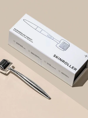 Skinroller - Sveriges mest sålda Skinroller för dig som vill få en bättre hy. En dermaroller stimulerar hudens produktion av kollagen och får huden att reparera sig själv genom att skapa små mikrohål i huden. Resultatet blir mjukare, fastare och jämnare hy, särskilt effektiv mot rynkor. Hudroller kan användas både på kropp och i ansikte för att återställa och minska hudskador och problem som uppstått under åren. 
