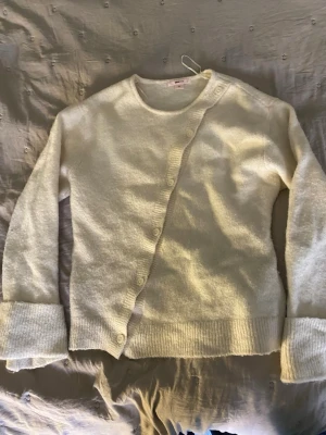 Ginatricot kofta💞💞 - Säljer en kofta från ginatricot i storlek 170, Den passar som S. koftan är i bra skick och har inga defekter💗💗