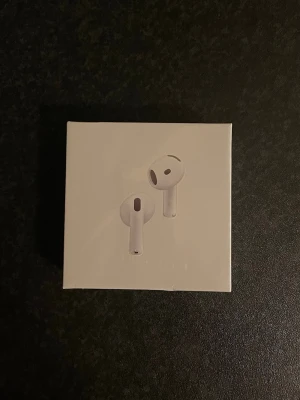 Airpods 4 - De är helt oöppnade och oanvända. Skicka gärna prisförslag och skriv om du har frågor.