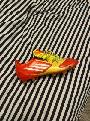Adidas f50 adizero - Röd och gula adidas f50 adizero i fint skick