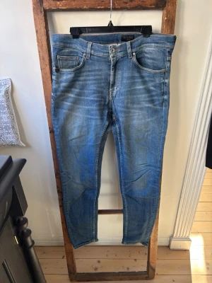 Tiger of Sweden jeans 33/34” - Trendiga jeans i mellanblå tvätt och slim modell (Evolve). Knappt använda.  Nypris: 1900kr Innerbenslängd: 78 Midja rakt över: 42