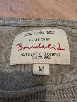 Bondelid tröja - Grå stickad tröja från Bondelid. Deb är i bra skick :)