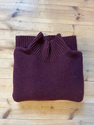 Vinröd polotröja - Snygg vinröd ulltröja från Zara i storlek XS/XXS! Jag skulle egentligen inte vilja sälja tröjan, men den är tyvärr lite för liten för mig. Tröjan är i mycket gott skick och jag har bara använt den några få gånger. Tvättlappen är bortklippt. Tröjan har blivit lite luddig i tvätten, men jag ser inga andra brister! 💞💞