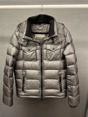 Herno jacka - Säljer denna supercoola herno jacka! Size 48 som motsvarar S, modellen är 180cm. Skick 9/10 ings defekter! Den är mörkgrå/grå! Nypris ca 6000kr. Hör av dig vid intresse 🤩