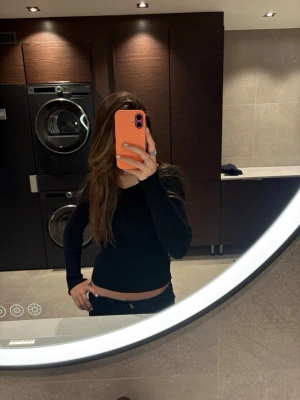 Svart croppad långärmad topp 🌚 - Säljer en svart croppad topp med långa ärmar. Toppen har en tight passform och är perfekt för dig som gillar en enkel men stilren look. Passar till det mesta och är ett måste i garderoben.