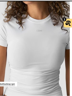 Vit träningstopp från ICANIWILL - Säljer en vit träningstopp från ICANIWILL med tight passform. Aldrig använd 😁