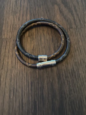 Louis Vuitton dubble monogram armband - Keep It Double Leather Bracelet, brunt och svart. Storlek 19, har kvitto o original lådan samt retursedel för säkerhet.