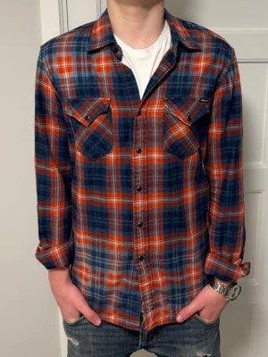 Replay overshirt!💯 - Tvär fet replay overshirt som har en lite mer mogen/vuxen look samtidigt som den stämmer in på det trendiga! Vid frågor är det bara att kontakta mig📬