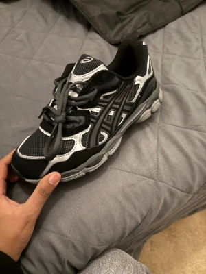 Asic Gel nyc I svart färg  - Feta skor inför sommaren 40,5 passar perfekt och skön färg som komplimenterar varenda outfit🔥