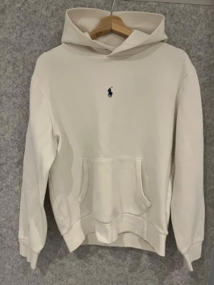 Polo Ralph Lauren hoodie - Sälje denna tvärfeta hoodie i storlek M men kortare i storlek så passar S. skriv gärna vid intresse!