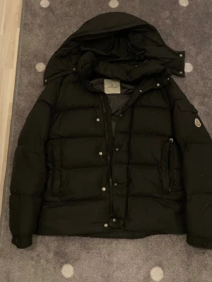 Moncler Vezere Dunjacka - Säljer en riktigr fin Mokcler vezere jacka. Den är storlek 3 vilket motsvarar M/L. Den är inte i bästa skiclet pga nåra små saker (dm för mer info) Kan alltid gå ner i pris och dm för mer bilder och info!!!
