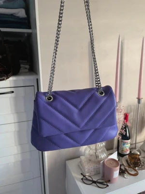 Lila väska  - Lila väska helt ny 