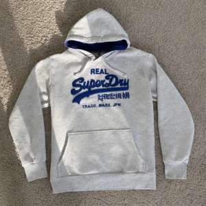 Superdry Hoodie - Tja! Säljer en Superdry Hoodie i storleken (M)-skick 9/10. Vid minsta fundering hör av er! Först till kvarn!