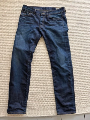 Mörkblå slim fit jeans från G-Star - Hej! Säljer ett par g-star 3301 i mycket bra skick. Storlek W31 L32. 