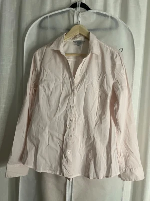 Ljusrosa randig skjorta med knappar - Jätte söt rosa randig skjorta, passar en S/M även fast de är storlek 46. (den är gammal och storlekarna förut var mindre) knapparna slutar vid bröstet. 💘