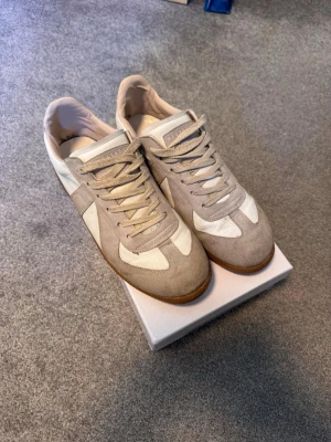 Maison Margiela Gats - Snygga sneakers från Maison Margiela i beige och vitt. Storlek 43-44, boxen följer med!