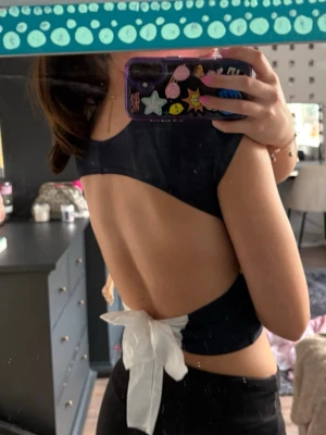 Rygglös topp från subdued☺️ - Supersnygg mörkblå rygglös tröja från subdued ☺️ Den är helt oanvänd och kommer bara inte till användning 