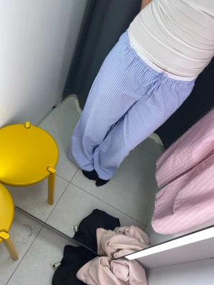 Blåvitrandiga mjukisbyxor med dragsko - Säljer att par jätte fina byxor från House! Använda ett fåtal gånger och säljer eftersom de inge kommer till användning💕