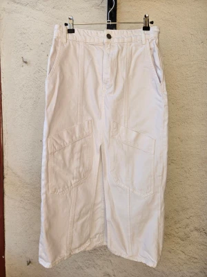 Vit jeanskjol Zara - Vit jeanskjol från Zara i storlek S. Fyra fickor på framsidan och två på baksidan. Slits framtill. Fint skick!