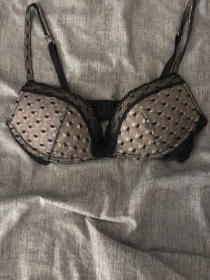 Svart och beige prickig bh med spets - Intimissmi BH Gioia, säljer för dem är föliten, endast provad aldrig änvänt. Push up Bh. ny pris 700kr,priset kan diskuteras.