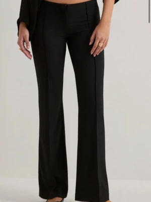 Svarta bootcut kostymbyxor - Helt nya kostymbyxor från Nelly, endast testade! Lappen kvar. Säljer dem då jag inte hann returnera dem då det var fel storlek💕 Ordinarie pris 399 men säljer för 230kr🙌 Priset går även att diskutera