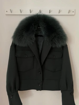 Meotine kappa  - Super fin o härlig vårjacka i grönt. Jackan är S/M men passar mig som är xs.