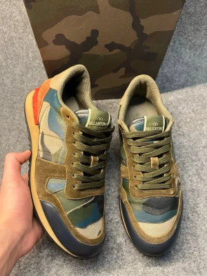 Valentino Rockrunners  - Väldigt fint skickt inga defekter! Storlek 41. Självklart äkta. Medföljer box, dustbags och valentino kort. 