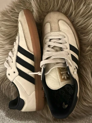 Adidas Samba - Säljer dessa Adidas Samba sneakers som är super snygga och bekväma att ha på sig! Använda ett fåtal gånger utan defekter🤎