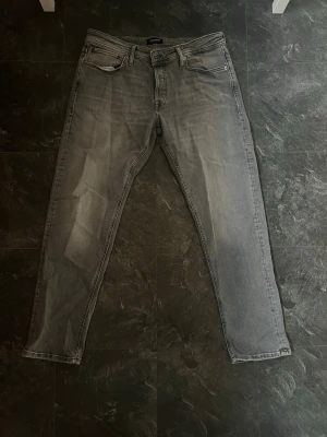 Gråa fräscha Jack&Jones jeans - Storlek 36/32 hör av er vid funderingar 