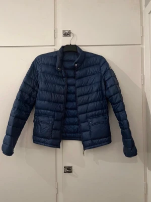 Moncler jacka - Säljer min jätte fina moncler jacka! Perfekt nu när de börjar bli varmare 💞💞