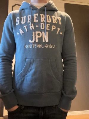 Superdry hoodie - Riktigt snygg tröja ifrån Superdry i bra skick. Storlek M men sitter som en XS av någon okänd anledning men krymp jämt så det inte ser konstigt ut. Skriv vid frågor eller fler bilder!🥰