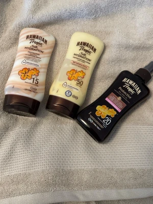 Hawaiian Tropic solskyddsprodukter - Varje produkt kostar 100. Om man köper alla tre kan man få för 230. Tre olika solskyddsprodukter från Hawaiian Tropic: två Silk Hydration lotions i beige och gul med SPF 15 och 50, samt en mörkbrun Protective dry spray oil med SPF 20. Alla har blommig design och återfuktande formula.