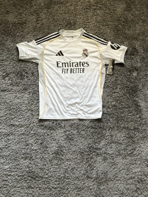 Real Madrid matchtröja (Adidas)  - Helt ny tröja, aldrig använd eller tvättad
