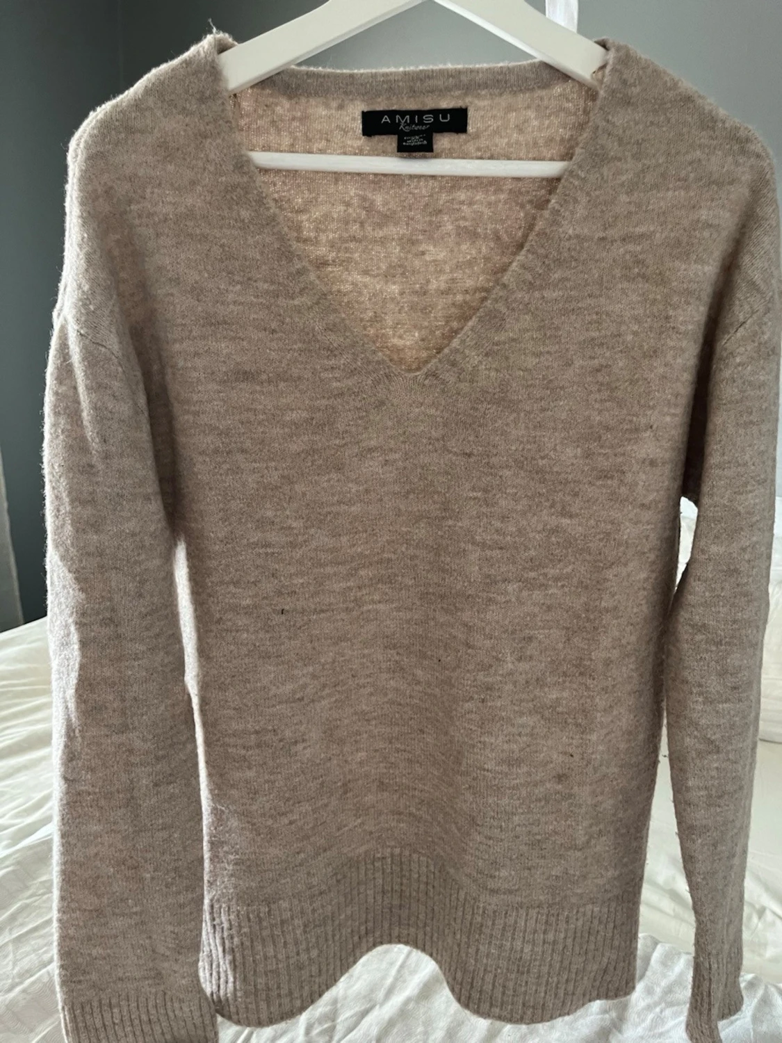 Beige stickad tröja med v-ringning - 3