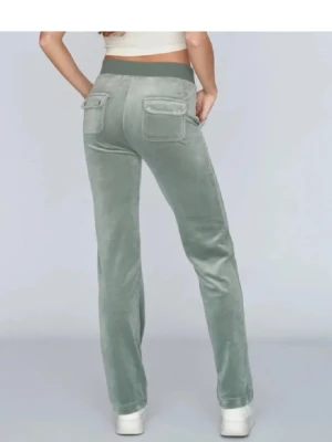 Gröna juicy couture byxor  - Snygga gröna mjukisbyxor från juicy couture, knappt använda. storlek S 💚