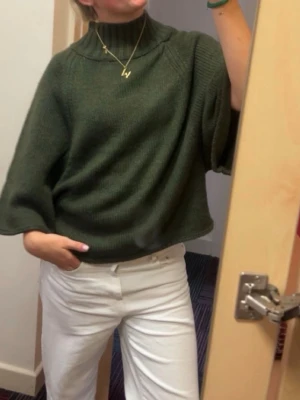 Mörkgrön stickad ponchotröja -  mörkgrön stickad ponchotröja med hög krage slutsåld trendig från Zara