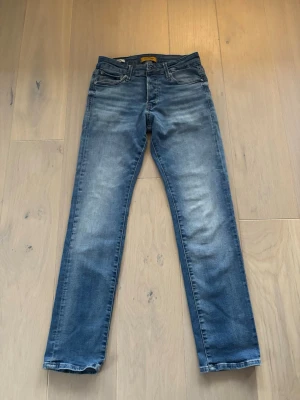 Jack&Jones jeans - Ett par stilrena jeans från Jack&Jones i färgen blå. Jeansen är i bra skick och rikgt snygg färg. Dem passar till mycket och har en mer slim passform. Storleken är W28 och L30. Pris kan självklart diskuteras!
