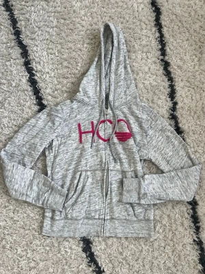 Hollister 💕 - Grå & rosa hollister hoodie i storlek S 💞  