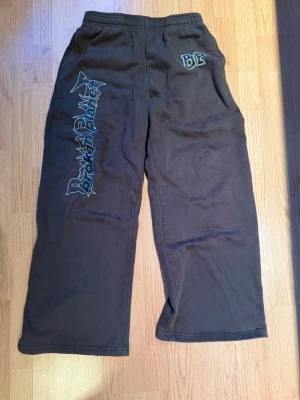 Broken planet mjukisar - Broken planet mjukisar i mörk färg. Varsamt använd, bra skick. Storlek Large, kan passa medium. Pris kan diskuteras.