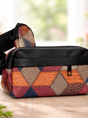 Patchwork magväska i läderimitation - Färgglad magväska i läderimitation med patchworkmönster i orange, beige, blått, vinrött och svart. Väskan har justerbart svart band och dragkedja upptill. Perfekt för att bära det viktigaste med stil.