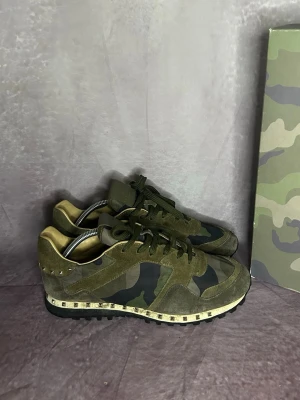 Valentino rockrunners - Mycket fint skick | Size 43 | fraktar inom 24 timmar | för att köpa klicka ”köp nu” | vid frågor eller funderingar är det bara att skicka ett meddelande | följare får bättre rabatter🙌