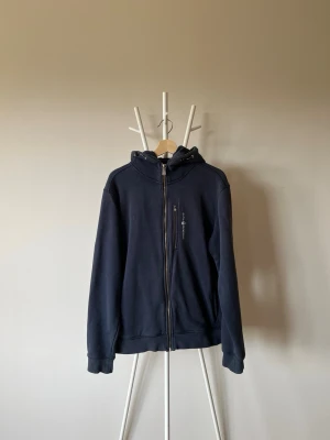 Sail Racing Tröja  - Fint skick, haft i två år. Inga hål och defekter.